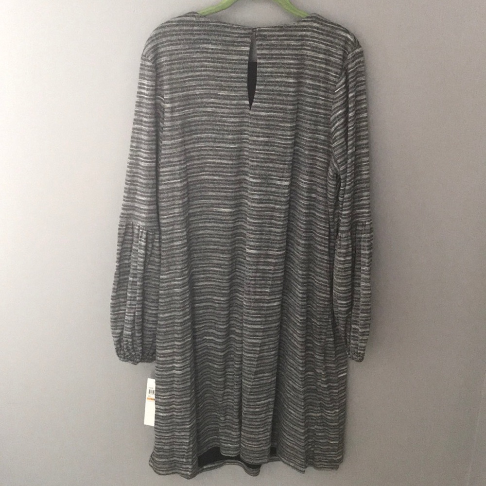 London Time Curve Dress with bell sleeves - Picture 3 of 4